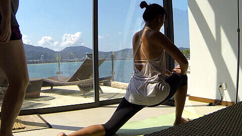 Sesión de yoga sorpresa con Sophia que se convierte en una sesión de ejercicio caliente