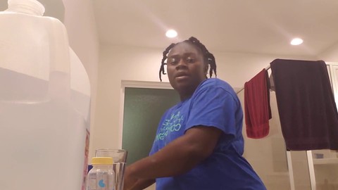 La YouTuber ghanese con tette piene di latte mostra le sue enormi tette che allattano