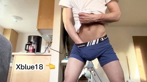 ¡Un joven de 18 años se masturba en solitario para satisfacer a los hombres mayores gays!