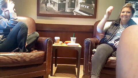 Deux filles reçoivent une surprise coquine à Starbucks