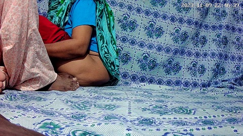 Femme de ménage indienne et son patron s'engagent dans une liaison torride dans son appartement
