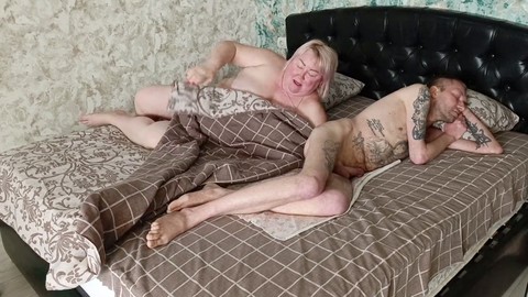 Заглатывая сперму, кончать в горло и глотать, мамуля