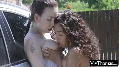 La plantureuse lesbienne se fait baiser par son amante latine dans une séance de lavage de voiture torride.