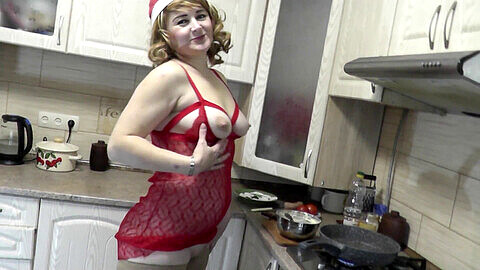 Nacktes Kochen zu Hause! DuBarry zeigt ihre natürlichen Titten und haarige Muschi, während sie in einem halbtransparenten Peignoir und Strümpfen Pizza macht.