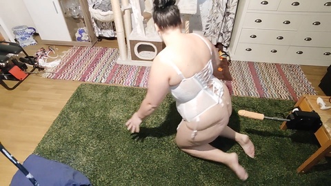 Madrastra estonia con curvas es penetrada por una máquina sexual mientras inhala en un video casero real de una pareja.