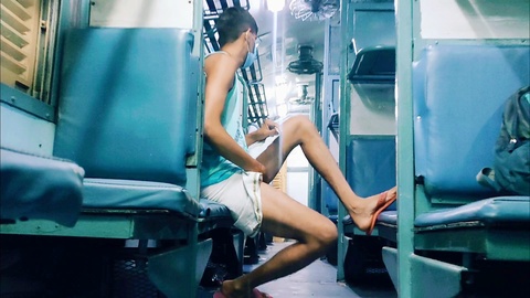 Männer im Zug haben Spaß mit ihren sexy Ständern und spritzen ab.