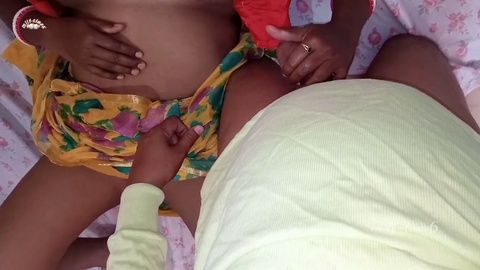 Heißes Schlafzimmervergnügen eines indischen Paares mit Busenmassage und schmutzigem Geplauder auf Indisch