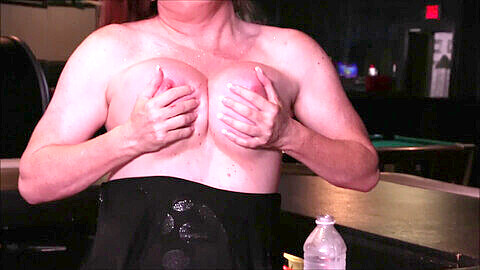 Déesse transgenre verbale Wendy Williams exige que tu adores ses énormes seins 46DDD!