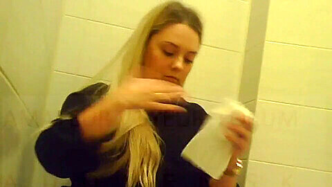 Русская девушка в туалете, скрытая камера в душе, piss туалет