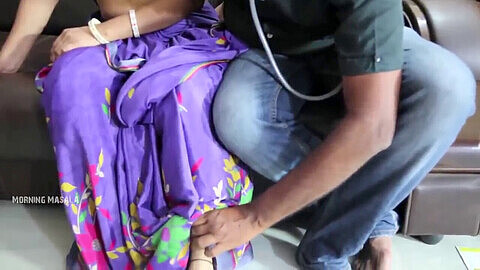 Un homme frotte les fesses de la tante en sari en soie satinée