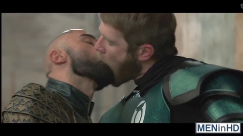 Colby Keller und Francois Sagat genießen heiße Action im Hauptquartier der Gerechtigkeitsliga!