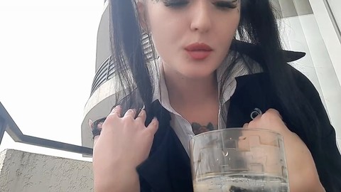 Session fétiche de la cigarette avec la dominatrice Nika qui fume sensuellement et crache dans un verre, te faisant imaginer que c'est ta bouche.