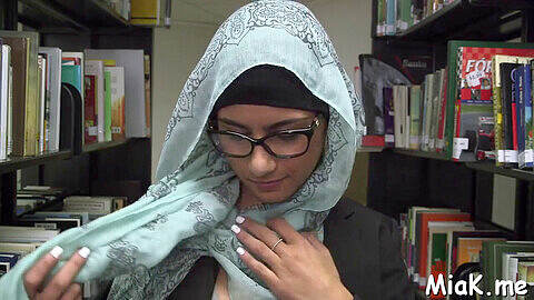 Bella araba mostra le sue abilità nel handjob