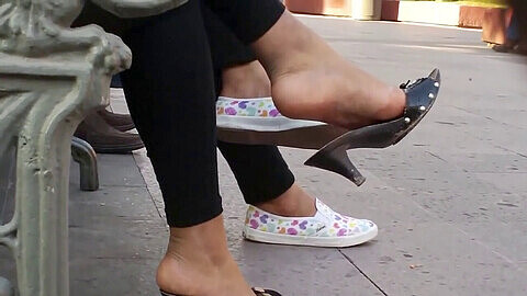 Les pieds candid de l'hôtesse qui fait balancer ses bottes au parc - Plans rapprochés de ses magnifiques semelles