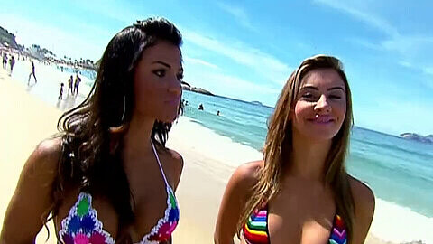 Die brasilianische Bikini-Schönheit präsentiert ihren String am Strand