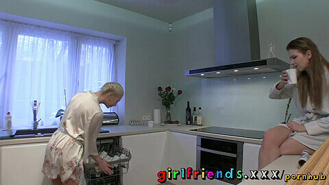 Orgie sensuelle en cuisine avec des petites amies chaudes Tracy Lindsay et Eufrat se livrant à des jeux alimentaires et des léchages de chatte coquins