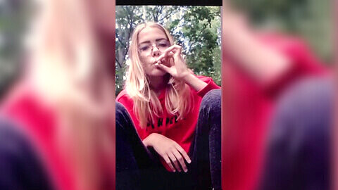 Chica sueca fumando y babeando