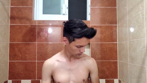 Un chico universitario en forma disfruta de una sesión caliente de masturbación después de la ducha.