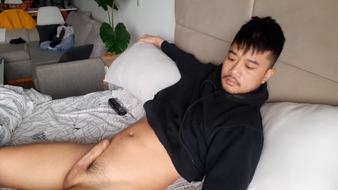 Winter wank session: Chinese guy gets off in the cold