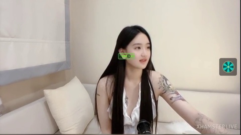 Bella donzella cinese che seduce i suoi fan con il suo grande sedere asiatico in lingerie