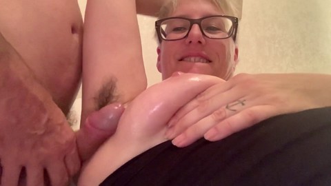 Kurvige Oma mit behaarten Achselhöhlen bekommt von Littlekiwi eine unordentliche Creampie