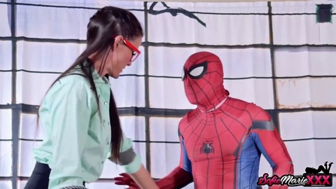 La séductrice milf Sofie Marie fait une gâterie inoubliable à la grosse bite de Spider Man
