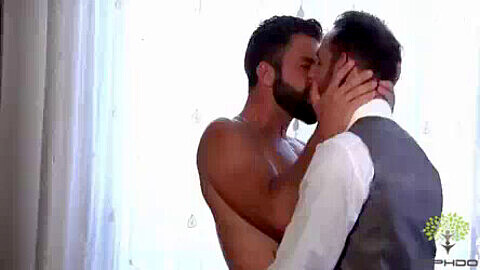 2 bodybuilder kiss, besos lengua, student gay kiss