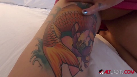 Adel Asanti, la beauté tatouée, fait une gorge profonde sur une grosse bite