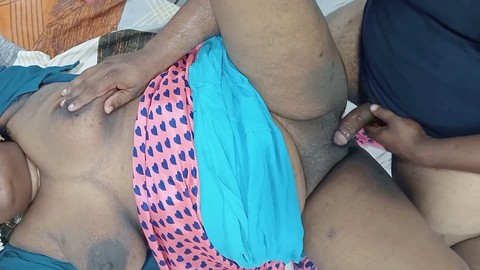 Una calda moglie tamil gode di una relazione appassionata con il suo devar - venendo in gola e scopata nella figa