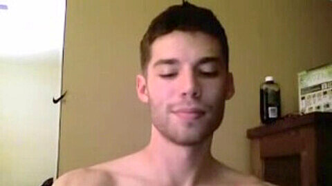 Un mec sexy se fait plaisir sur webcam et éjacule