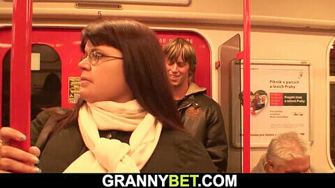 Junger Mann verführt vollbusige reife Frau mit Riesentitten in der U-Bahn