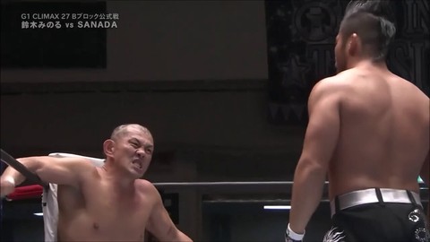 Suzuki schwächt Sanada mit Würgegriffen, bevor er ihn in einem professionellen Wrestling-Match mit einem brutalen Piledriver ausknockt.