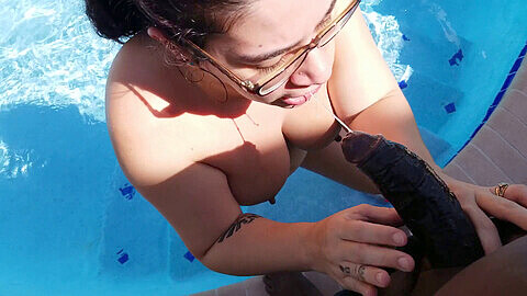 La verga negra enorme le encanta a Vicki Verona para hacer mamadas en la piscina.
