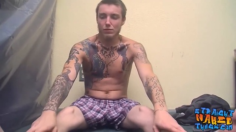 Hardcore-Video eines maskulinen Kerls, der sich einen runterholt und abspritzt