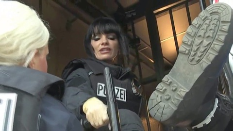 Policières allemandes dominent avec leurs godes-ceintures dans un trio sauvage