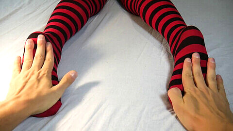 Eine MILF bekommt während einer langen Massage ihre Sohlen und Beine in gestreiften Socken gekitzelt.