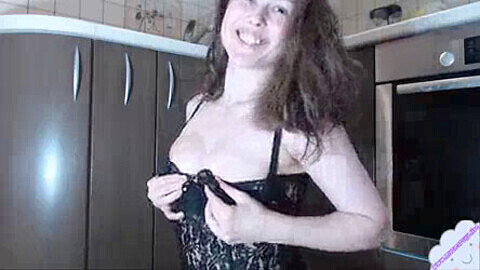 Junges Mädchen in einem sexy Kleid melkt ihre schönen Brüste aus der Nähe aus