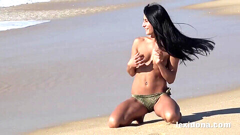 Lexi Dona viene sorpresa a masturbarsi sulla spiaggia pubblica in immagini spia HD!