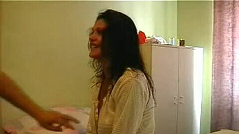 Video escandaloso indio de una chica desi en una cita en un motel.