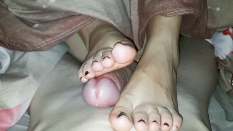 Unleash a footjob kink and give me a hot dumping