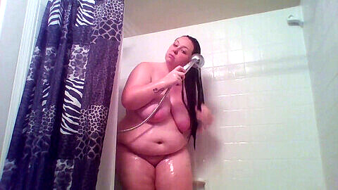Curvy girlfriend theazzman enjoys a steamy bath