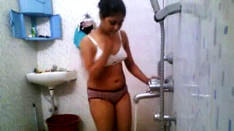 Une sexy fille de Bengla se fait prendre par les seins sous la douche