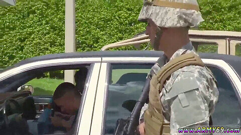 Des militaires arabes punissent des soldats blancs avec des pénétrations anales intenses et des éjaculations