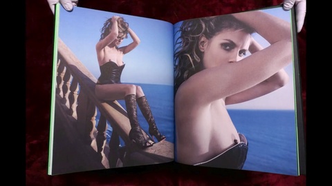 Flips de livre sensationnel mettant en vedette la magnifique Heidi Klum par RANKIN