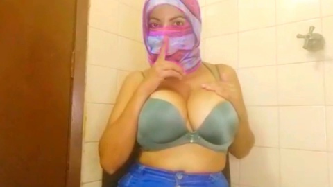Fatima, sensuale ragazza araba, si sta divertendo da sola per il suo ragazzo su Whatsapp 2023