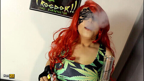 Daisy Dabs, alias Cannabis Ivy, surprise en train de fumer et vole un Quickie en portant des bas jusqu'en haut des cuisses