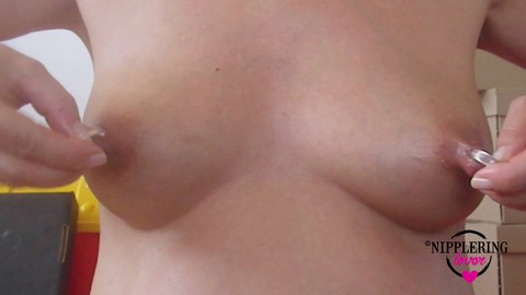 Una cougara incinta arrapata con piercing ai capezzoli impazzisce per un gioco estremo dei capezzoli