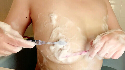 Massaggio amatoriale del seno a una giapponese dal seno prosperoso nel bagno