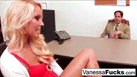 Vanessa-Cage reitet ihren Dozenten wild