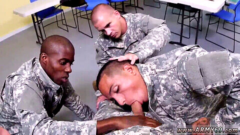 Une folle visite médicale militaire se transforme en orgie gay débridée ! Oui, Sergent instructeur !